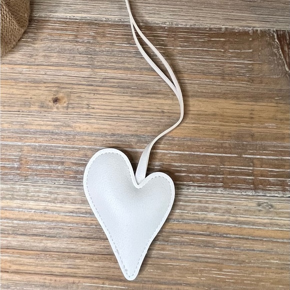 White Irregular Heart Keychain Bag Charm Pendant Vegan Leather NWOT - Picture 2 of 6